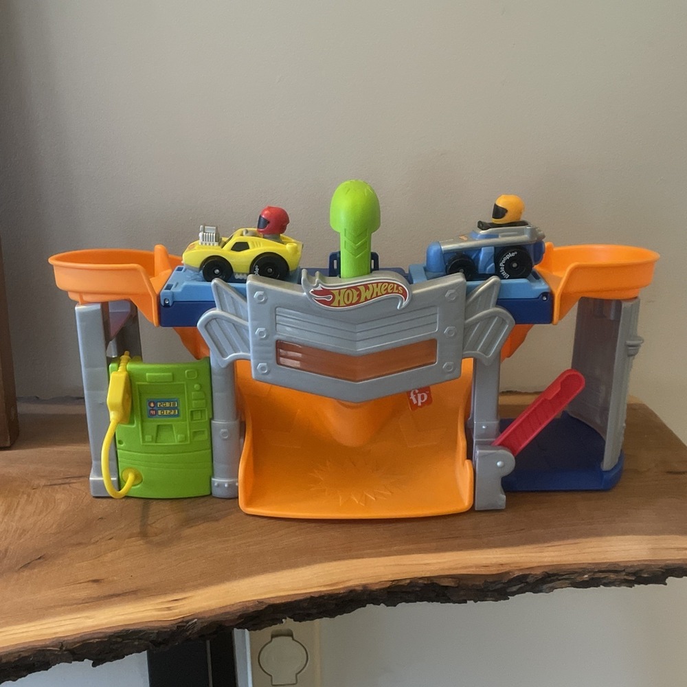 Little People Hot Wheels Race and Go Track Set & 2 Cars with Lights Sounds